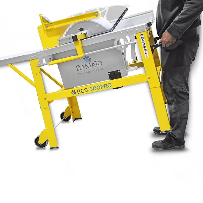 BAMATO Tischkreissäge BCS-500PRO 400V 4200W 500mm Sägeblatt -  - Gelbe und graue Industriessäge. Eine Person bedient die Maschine.