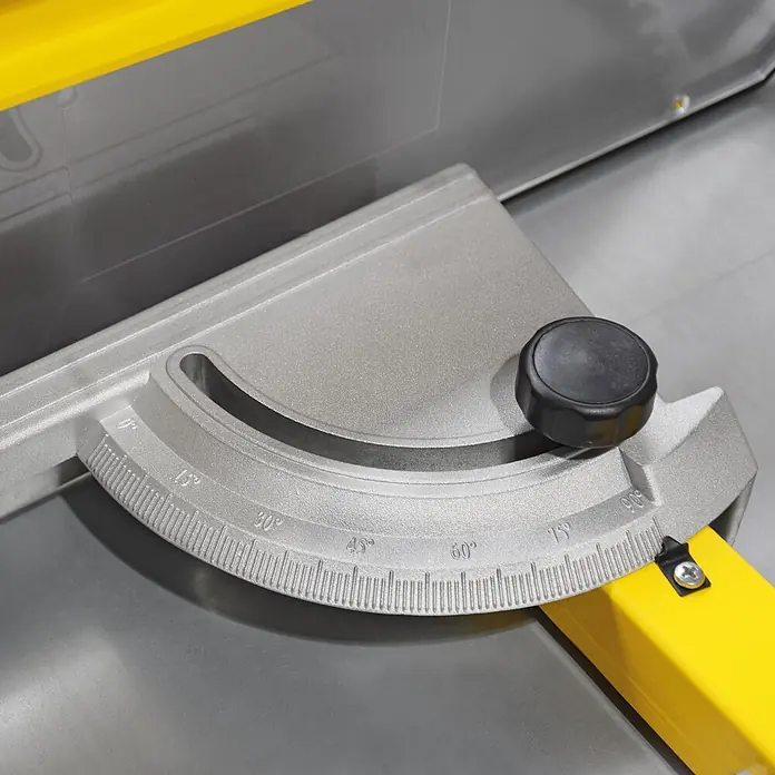 BAMATO Tischkreissäge BCS-500PRO 400V 4200W 500mm Sägeblatt -  - Silberner Winkelanschlag mit 0-90°-Skala und schwarzem Knopf, auf Maschinentisch mit gelber Führung. Zum präzisen Winkeleinstellen.