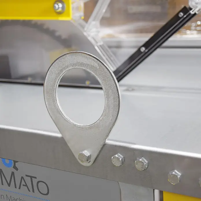 BAMATO Tischkreissäge BCS-500PRO 400V 4200W 500mm Sägeblatt -  - Ein verzinktes Stahl-Hebeauge, an die Seite einer grauen Industriesägemaschine geschraubt.