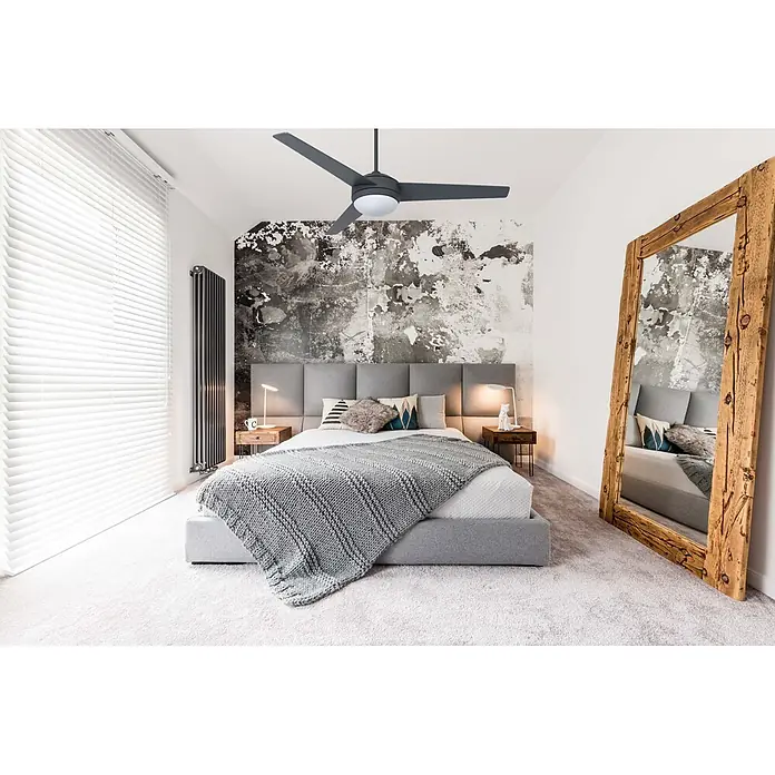 Vam Deckenventilator VEGALIGHT graphit - Graphit - grey-wash, 1.320 mm - Grauer Deckenventilator mit Licht in einem modern eingerichteten Schlafzimmer.