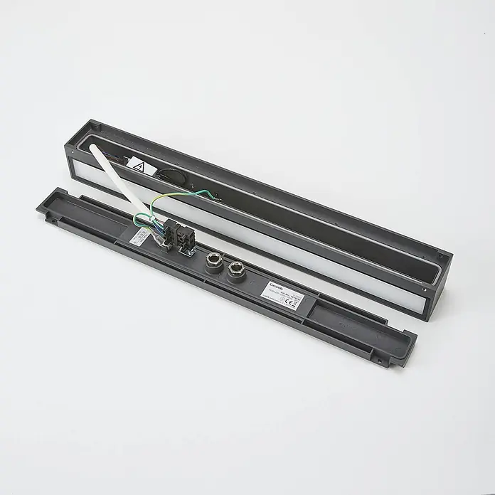Lucande Außenwandleuchte Lengo - schwarz, schwarz, IP65 - Zerlegte dunkelgraue rechteckige LED-Außenwandleuchte mit Innenverdrahtung und Befestigungsmaterial.