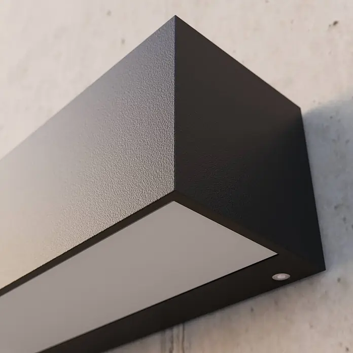 Lucande Außenwandleuchte Lengo - schwarz, schwarz, IP65 - Dunkelgraue, rechteckige Wandleuchte mit Struktur, weißem Diffusor und Spotlicht, an Beton montiert.