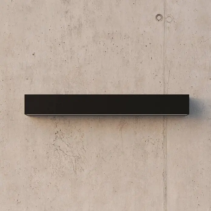 Lucande Außenwandleuchte Lengo - schwarz, schwarz, IP65 - Schwarze rechteckige Wandleuchte an einer Betonwand.