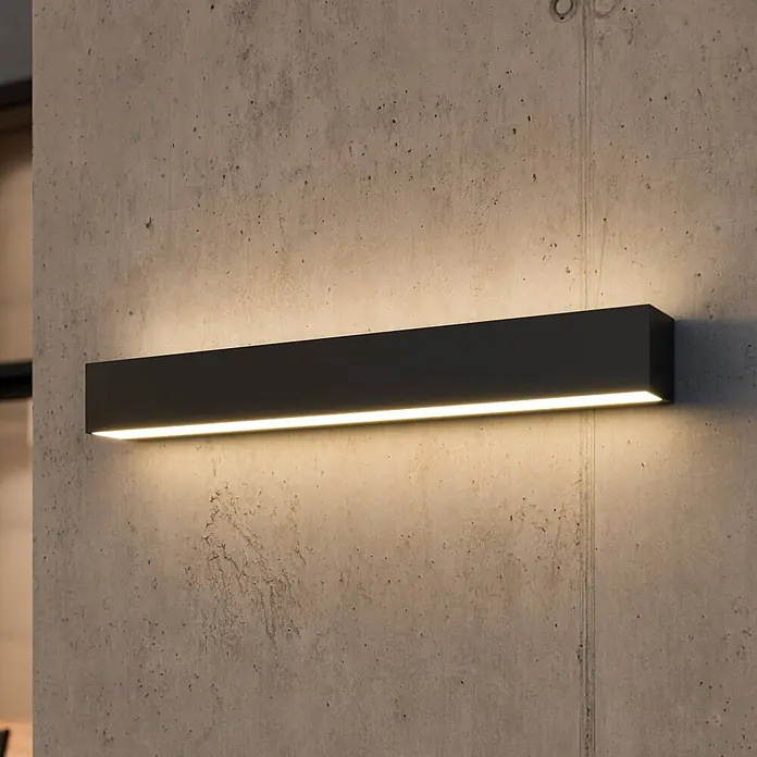 Lucande Außenwandleuchte Lengo - schwarz, schwarz, IP65 - Schwarze rechteckige LED-Wandleuchte an Betonwand, strahlt warmes Licht nach unten.
