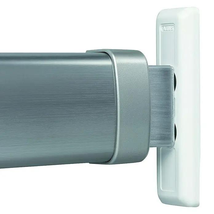 Abus Wandverankerung PWA 2700 - Passend für: Abus Panzerriegel PR2600/PR2700 - Nahaufnahme eines ABUS-Türdrückers aus Edelstahl an einer weißen Wand.