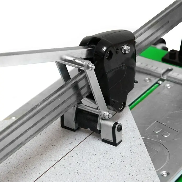 Berg Handfliesenschneider BTC 900 - Max. Schnittlänge: 900 mm - Eine Nahaufnahme einer Fliesenschneidemaschine, die zum Zuschneiden von Fliesen verwendet wird. Ideal für präzise Schnitte bei der Fliesenverlegung.