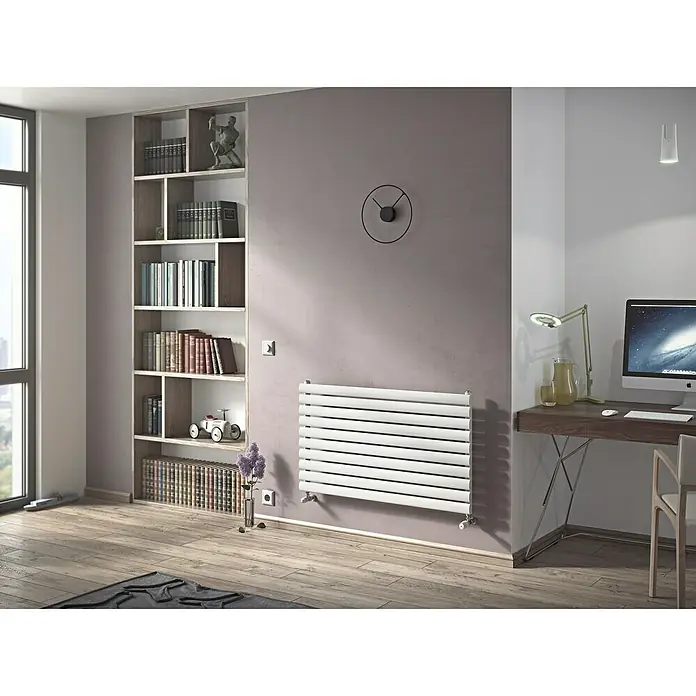 Ximax Raumheizkörper Fortuna Duplex - B x H: 1.000 x 584 mm, Wärmeleistung bei Vorlauftemperatur von 75 °C (D: 50): 995 W, Weiß - Ein weißer, horizontaler Heizkörper hängt an einer lila Wand in einem modernen Raum mit Bücherregal und Schreibtisch.