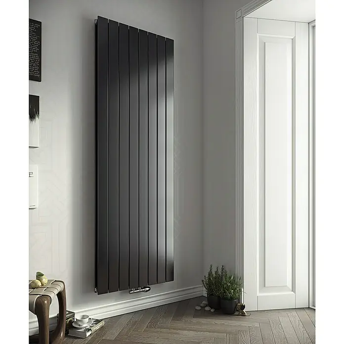 Ximax Raumheizkörper P1 Duplex - B x H: 670 x 1.800 mm, Wärmeleistung bei Vorlauftemperatur von 75 °C (D: 50): 1.773 W, Anthrazit, Mit Mittelanschluss - Nahaufnahme eines schwarzen Designheizkörpers an einer weißen Wand, der einen modernen und eleganten Akzent in einem stilvollen Raum setzt.