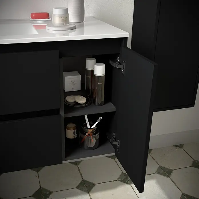 Salgar Badmöbel-Set Noja Komplett-Set 850 2 Schubladen - Tür rechts Black Satin - Gesamtbreite Badmöbel: 4,5 cm, Schwarz - Schwarzer Badschrank mit weißer Ablage und offener Schranktür, die Toilettenartikel und Hautpflegeprodukte zeigt.