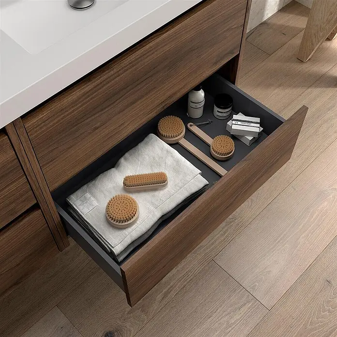 Salgar Badmöbel-Set Noja Komplett-Set 1400 4 Schubladen Nussbaum - Gesamtbreite Badmöbel: 4,5 cm, Braun - Offene dunkle Holz-Badezimmerschublade mit organisierten Badbürsten, einem gefalteten Handtuch und Toilettenartikeln.
