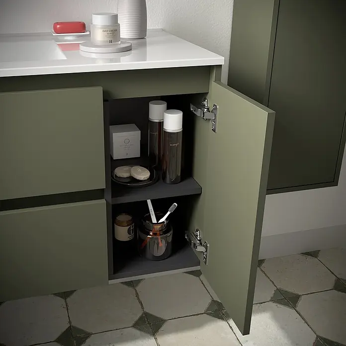 Salgar Badmöbel-Set Noja Komplett-Set 850 2 Schubladen - Tür rechts Green Satin - Gesamtbreite Badmöbel: 4,5 cm, Grün - Salbeigrüner Badschrank mit offener Tür, der Pflegeprodukte und Toilettenartikel auf Regalen zeigt.