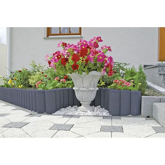 EHL Verbundpalisade - Ø x H: 10 x 40 cm, Anthrazit, Beton - Dekorative Gartengestaltung mit einer grauen Beetumrandung und einem üppigen Blumenkübel voller bunter Blüten.