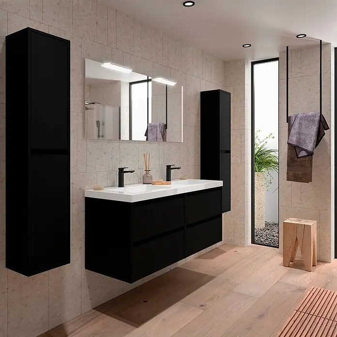 Salgar Badmöbel-Set Noja Komplett-Set 1400 4 Schubladen Black Satin - Gesamtbreite Badmöbel: 4,5 cm, Schwarz - Modernes Badezimmer mit schwarzem Doppelwaschtisch und Hochschränken auf hellem Holzfußboden.