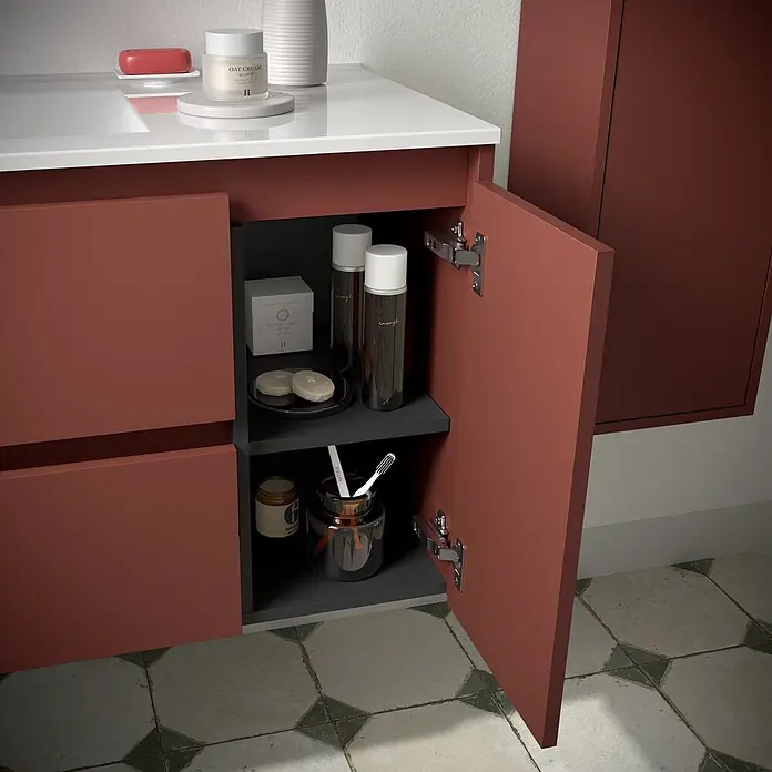 Salgar Badmöbel-Set Salgar - Gesamtbreite Badmöbel: 4,5 cm, Red Satin - Rotbrauner Badezimmerschrank mit weißer Arbeitsplatte und offener Tür, die organisierte Toilettenartikel zeigt.