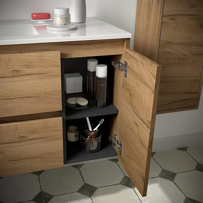 Salgar Badmöbel-Set Salgar - Gesamtbreite Badmöbel: 4,5 cm, Eiche Afrika - Badezimmerschrank mit heller Holzoptik und weißer Arbeitsplatte, offene Tür zeigt dunkelgraue Ablagen.