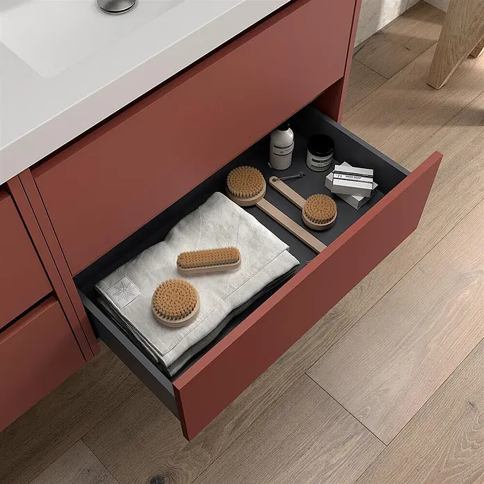 Salgar Badmöbel-Set Salgar - Gesamtbreite Badmöbel: 4,5 cm, Rot - Offene terrakottafarbene Badschublade mit organisierten Holzbürsten, Handtuch, Lotion und Seife für die Körperpflege.