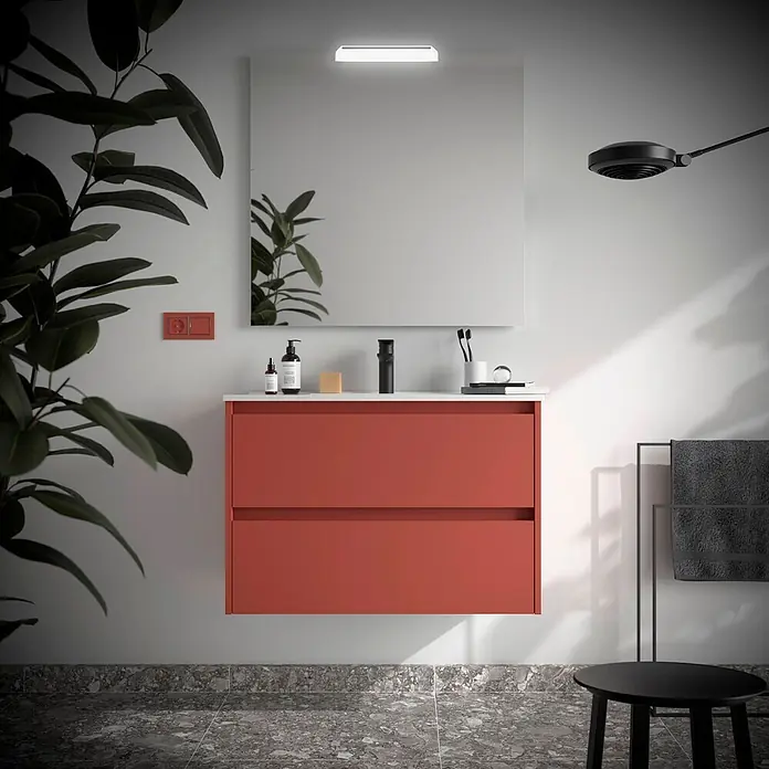 Salgar Badmöbel-Set Noja Komplett-Set 900 2 Schubladen Red Satin - Gesamtbreite Badmöbel: 4,5 cm, Rot - Roter wandmontierter Badezimmerunterschrank mit weißer Platte und schwarzem Wasserhahn in einem modernen Bad.