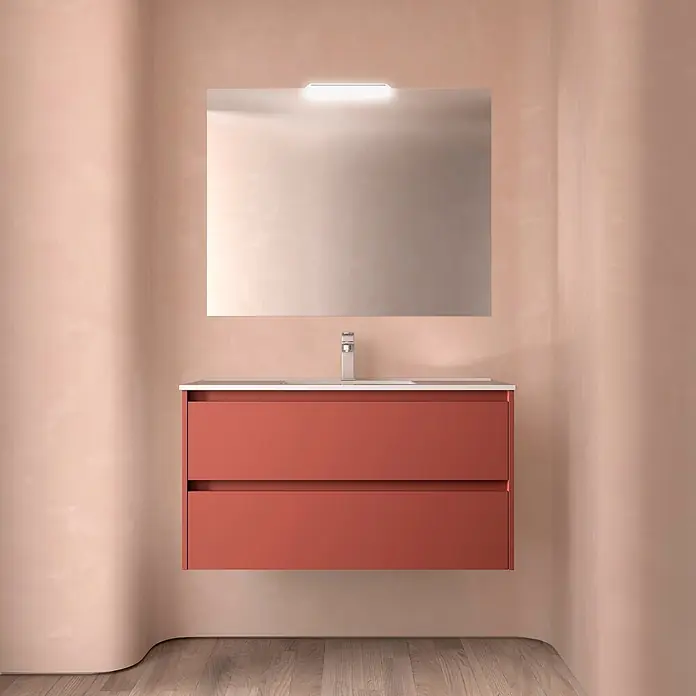 Salgar Badmöbel-Set Noja Komplett-Set 1000 2 Schubladen Red Satin - Gesamtbreite Badmöbel: 4,5 cm, Rot - Wandhängender Terrakotta-Waschtisch mit weißer Platte und Spiegel in modernem Badezimmer.