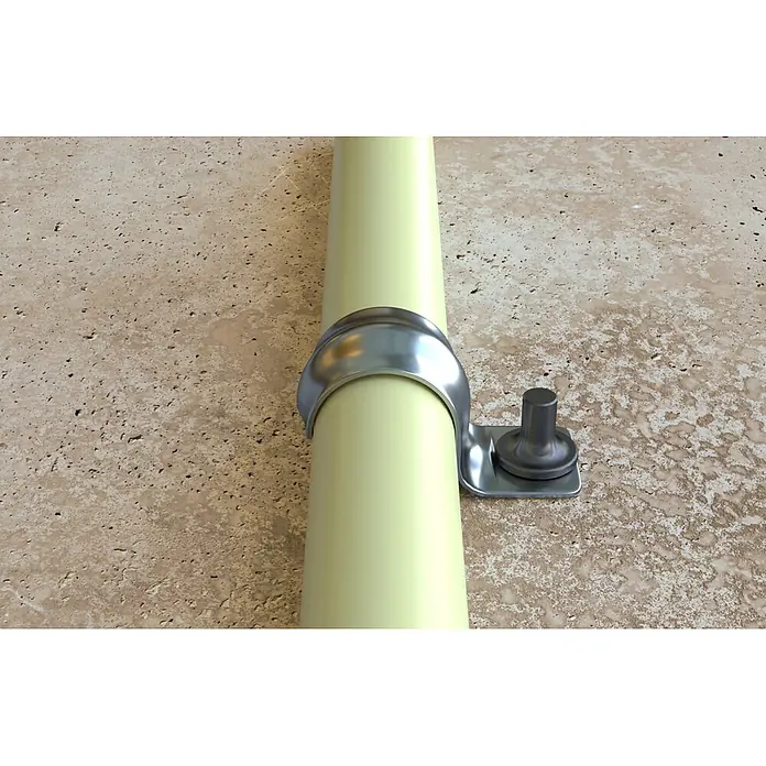 Fischer Klemmschelle Befestigungsschelle BSM 22 - 22 mm, Stahl, 50 Stk. - Ein gelbes Rohr wird mit einer silbernen Metallklemme und Befestigungsteilen an einer strukturierten, hellbraunen Oberfläche befestigt.
