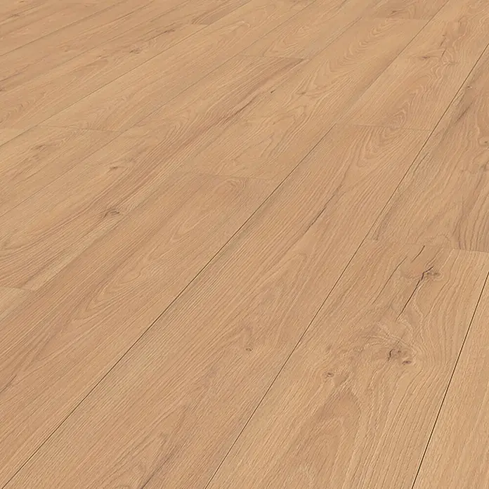 Krono Original Laminatmuster Clever - Honey Ribera Oak, 297 x 195 x 8 mm, Landhausdiele - Helle Holzfußboden-Dielen mit natürlicher Maserung, diagonal verlegt.