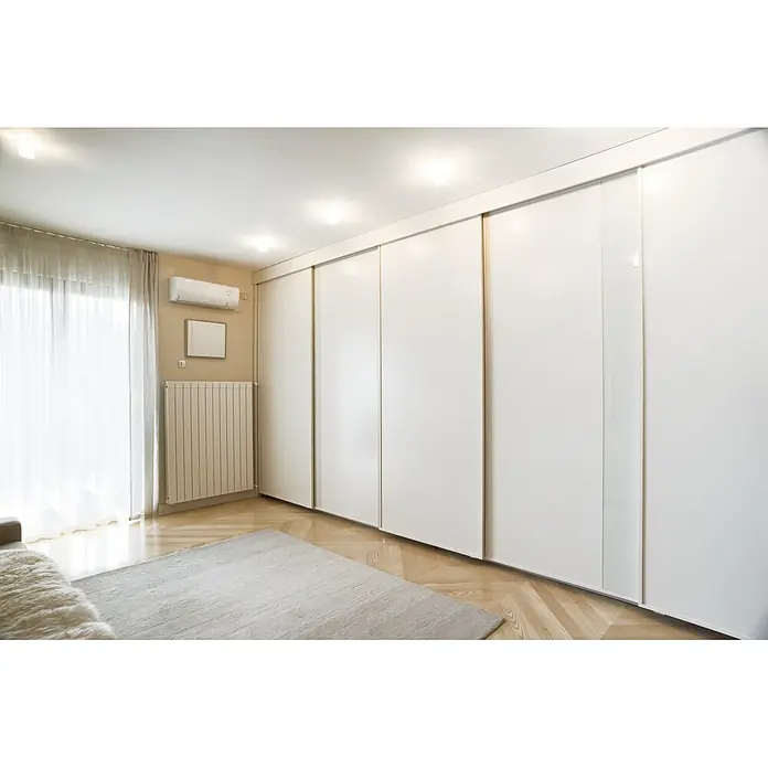 HBS Betz Schrankschiebetürbeschlag - Länge: 150 cm, Traglast: 28 kg - Geräumiges Zimmer mit großem Kleiderschrank mit weißen Schiebetüren und Parkettboden.