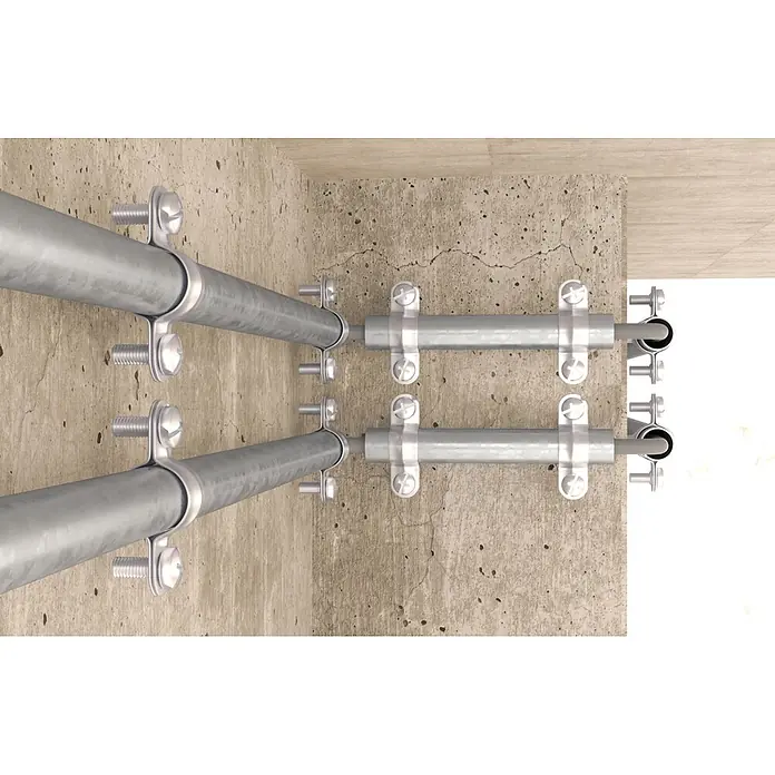 Fischer Klemmschelle Schraubabstandsschelle AM - Metall, Silber, 50 Stk., 28 mm - Zwei silberne Metallrohre werden mit verzinkten Schellen und Schrauben horizontal an einer rissigen Betonwand montiert.
