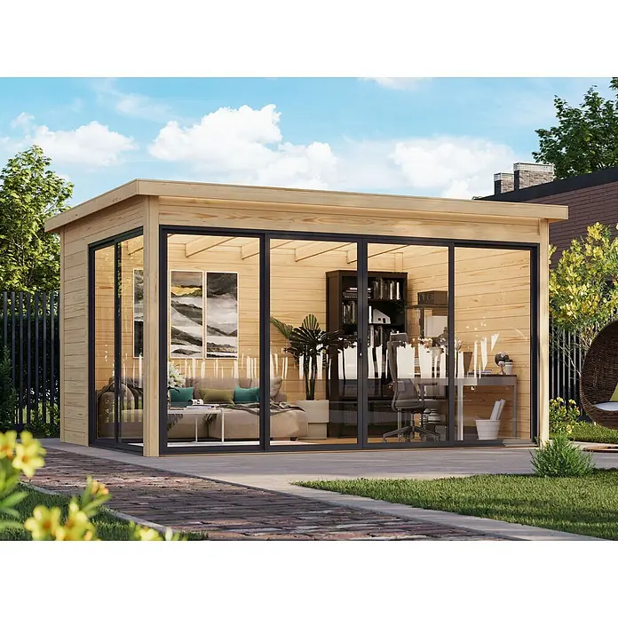 Fjordholz Gartenhaus Office IsoSlide 3 - Außenmaß inkl. Dachüberstand (B x T): 448 x 352 cm, Holz, Naturbelassen - Modernes Gartenbüro aus hellem Holz mit Flachdach und großen schwarzgerahmten Glasschiebetüren, als Büro- und Wohnraum im Garten eingerichtet.