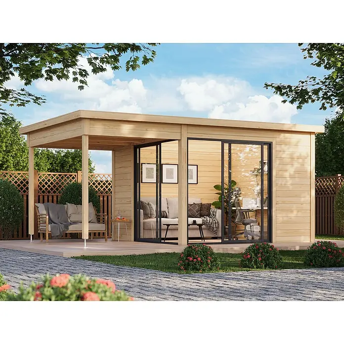 Fjordholz Gartenhaus Office IsoSlide 1 SD Farbbehandlung Schwedenrot - Außenmaß inkl. Dachüberstand (B x T): 548 x 348 cm, Holz, Naturbelassen - Modernes Holzgartenbüro mit großer Glasschiebetür, integrierter Terrasse und Sitzgelegenheiten im Freien, in einem grünen Garten.