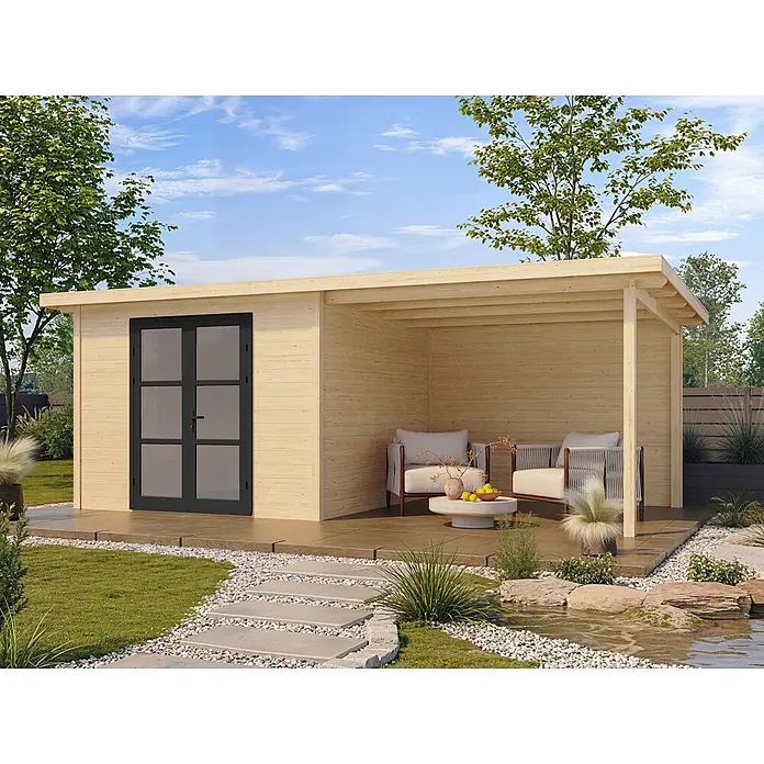 Fjordholz Gartenhaus Alu Line 28-C - Außenmaß inkl. Dachüberstand (B x T): 650 x 350 cm, Holz, Naturbelassen - Gartenhaus aus Holz mit integrierter Veranda und schwarzen Doppeltüren, in einem Garten mit Sitzbereich.