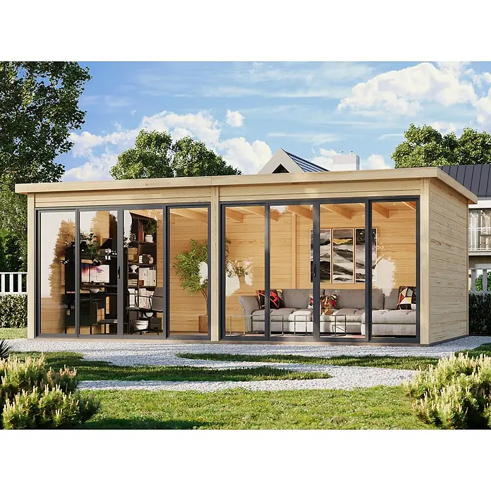 Fjordholz Gartenhaus Office IsoSlide 11 - Außenmaß inkl. Dachüberstand (B x T): 662,2 x 451,6 cm, Holz, Naturbelassen - Modernes Gartenhaus aus hellem Holz mit großen Glasschiebetüren, links Büro, rechts Lounge-Bereich, in einem Garten.
