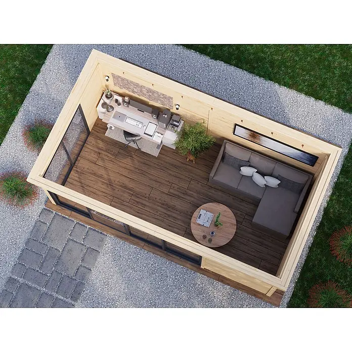 Fjordholz Gartenhaus Office IsoSlide 5 - Außenmaß inkl. Dachüberstand (B x T): 624 x 352 cm, Holz, Naturbelassen - Modernes Gartenbüro aus Holz mit dunklem Holzboden, einem Schreibtisch mit mehreren Monitoren und einem grauen Ecksofa.