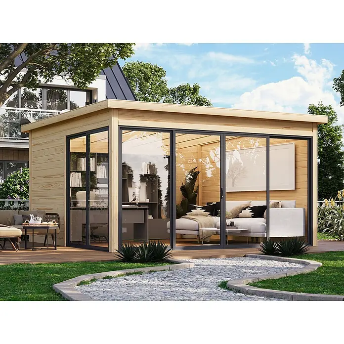 Fjordholz Gartenhaus Office IsoSlide 4 - Außenmaß inkl. Dachüberstand (B x T): 448 x 448 cm, Holz, Naturbelassen - Modernes Gartenhaus aus Holz mit großen Glasschiebetüren, eingerichtet als Büro und Lounge auf einer Terrasse.