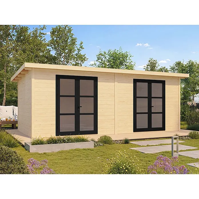 Fjordholz Gartenhaus Alu Line 28-H Classic Style Klarglas - Außenmaß inkl. Dachüberstand (B x T): 650 x 350 cm, Holz, Farblose Imprägnierung - Gartenhaus aus Holz mit zwei schwarzen Doppeltüren, in einem Garten gelegen.