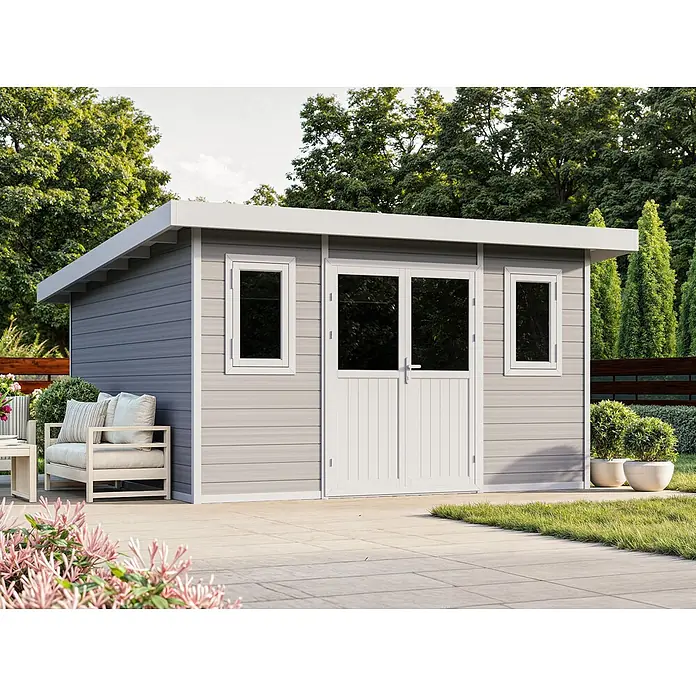 Fjordholz Gartenhaus Nexo White 15,0 m² - Außenmaß inkl. Dachüberstand (B x T): 428,5 x 423 cm, Aluminium, Grau / Weiß - Ein moderner hellgrauer Gartenpavillon mit weißer Verkleidung, Türen und Fenstern, auf einer Terrasse in einem üppigen Garten.