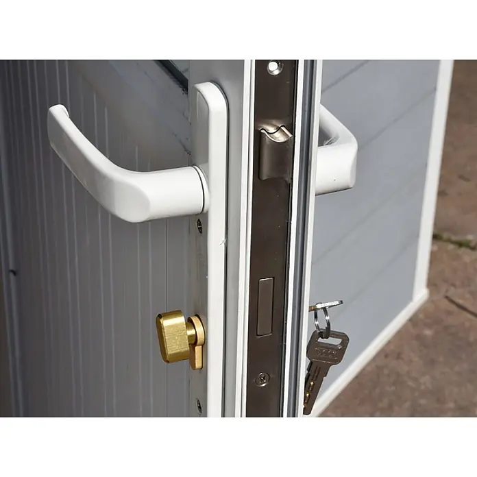 Fjordholz Gartenhaus Nexo White 11,28 m² - Außenmaß inkl. Dachüberstand (B x T): 428,5 x 328,5 cm, Aluminium, Grau / Weiß - Weißer Türgriff mit einem Messingschließzylinder und Metallschlüsseln im Schloss einer leicht geöffneten Tür.