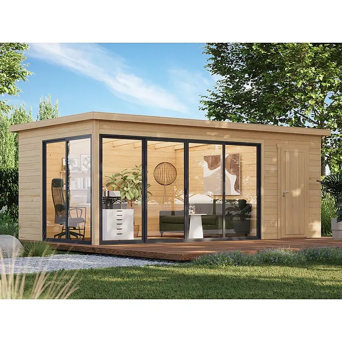 Fjordholz Gartenhaus Office IsoSlide 7 - Außenmaß inkl. Dachüberstand (B x T): 624 x 352 cm, Holz, Farblose Imprägnierung - Modernes Gartenbüro aus Holz mit großen Glasschiebetüren und kleiner Terrasse, eingebettet in einen üppigen Garten.