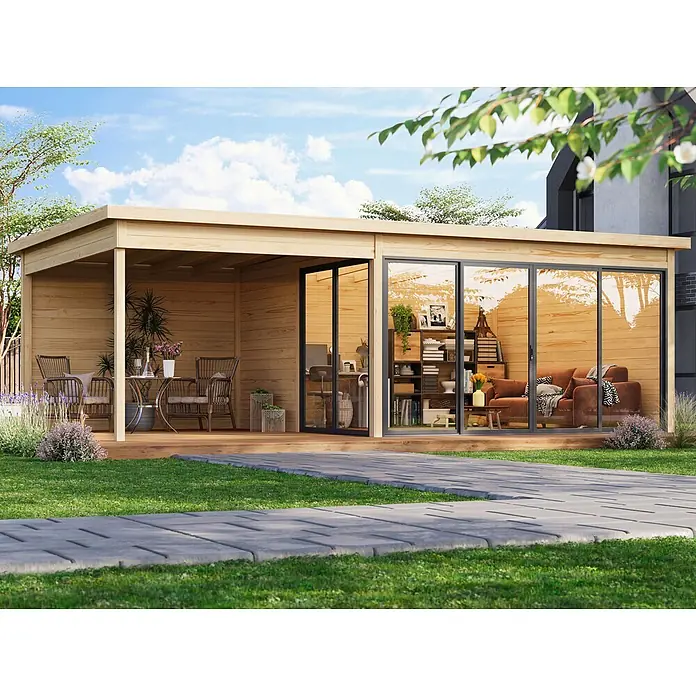 Fjordholz Gartenhaus Office IsoSlide 4 SD - Außenmaß inkl. Dachüberstand (B x T): 748 x 448 cm, Holz, Farblose Imprägnierung - Moderner Gartenpavillon aus hellem Holz mit Glasschiebetüren, überdachter Terrasse und Innenraum, umgeben von einem grünen Garten.