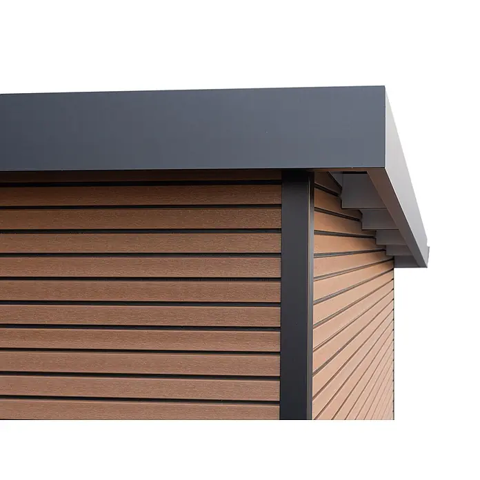 Fjordholz Gartenhaus FineLine 16,90 m² Teak - Außenmaß inkl. Dachüberstand (B x T): 616,5 x 325 cm, Aluminium, Teak - Moderne Außenecke mit brauner horizontaler Verkleidung und dunkelgrauem Dachüberstand und Zierleisten.