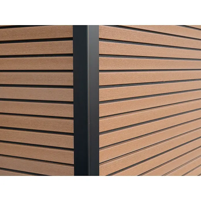 Fjordholz Gartenhaus FineLine 16,90 m² Teak - Außenmaß inkl. Dachüberstand (B x T): 616,5 x 325 cm, Aluminium, Teak - Braune strukturierte Lamellenwandverkleidung mit dunklem Eckpfosten.