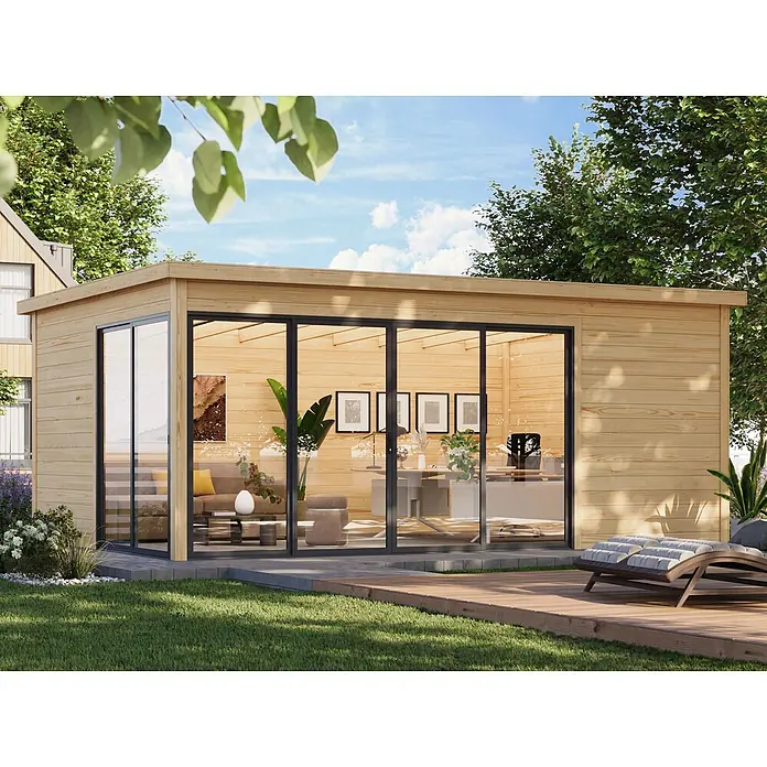 Fjordholz Gartenhaus Office IsoSlide 6 - Außenmaß inkl. Dachüberstand (B x T): 623 x 448 cm, Holz, Naturbelassen - Modernes Gartenbüro/Studio aus hellem Holz mit großen schwarz gerahmten Glasschiebetüren, auf einer Holzterrasse im Garten.