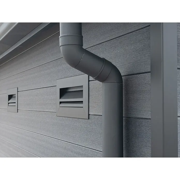 Fjordholz Gartenhaus Style DeLuxe 2-Raum mit Seitendach - Außenmaß inkl. Dachüberstand (B x T): 616,5 x 325 cm, Aluminium, Anthrazit/grau - Dunkelgraues Fallrohr und zwei rechteckige Lüftungsgitter an strukturierter anthrazitfarbener Fassadenverkleidung.