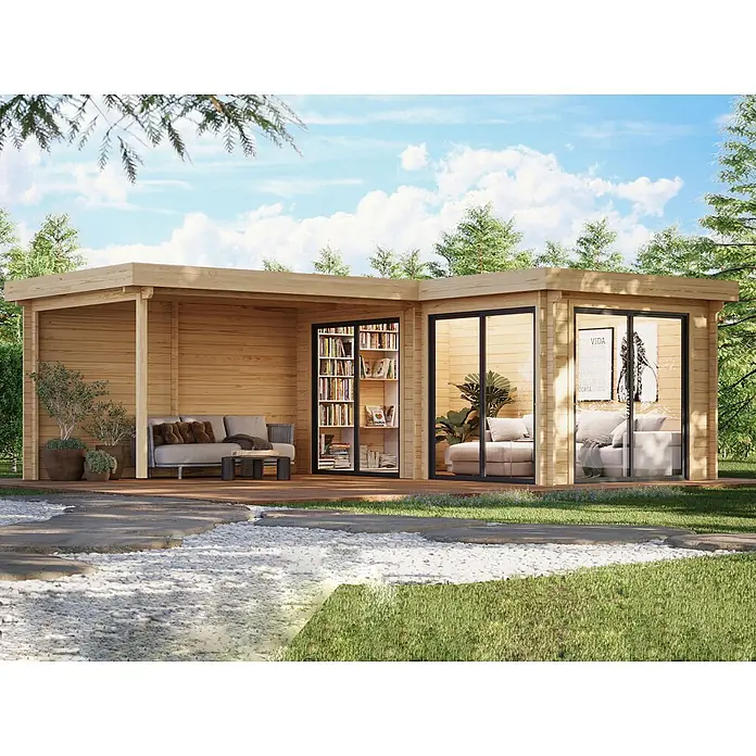 Fjordholz Gartenhaus Luisa-44 IsoSlide - Außenmaß inkl. Dachüberstand (B x T): 720 x 549 cm, Holz, Naturbelassen - L-förmiges Gartenhaus aus Holz mit überdachter Terrasse, Glastüren und Bücherregal, umgeben von Grün.