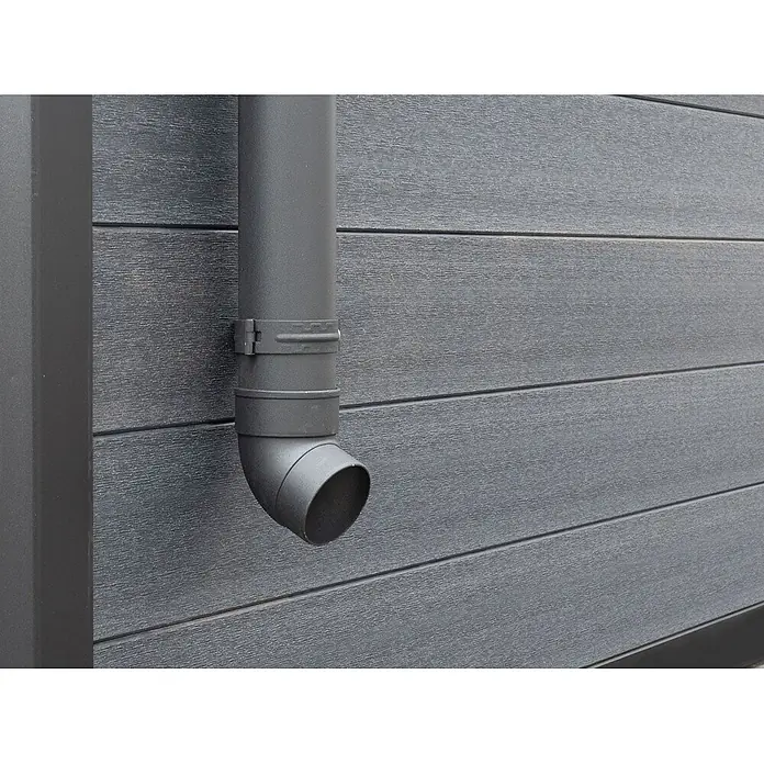 Fjordholz Gartenhaus Style DeLuxe 15,0 m² - Außenmaß inkl. Dachüberstand (B x T): 428,5 x 423 cm, Aluminium, Anthrazit/grau - Dunkelgraues Fallrohr mit Kniebogen an einer grauen horizontalen Wandverkleidung.