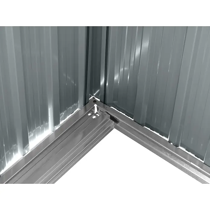 StarLine Metall Gerätehaus Lübeck 3,66 m² - Außenbreite inkl. Dachüberstand: 238 cm, Außentiefe inkl. Dachüberstand: 174 cm, Metall, Anthratit RAL 7016 - Ecke eines grauen Wellblechschuppens mit silbernem Metallgrundrahmen, zeigt die strukturelle Verbindung.