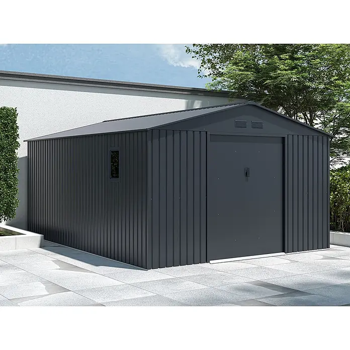 StarLine Metall Gerätehaus München 14,39 m² - Außenbreite inkl. Dachüberstand: 341 cm, Außentiefe inkl. Dachüberstand: 450 cm, Metall, Anthrazit - Dunkelgraues Wellblech-Gartenhaus mit Satteldach, Fenster und Doppeltüren auf einer Gartenterrasse.