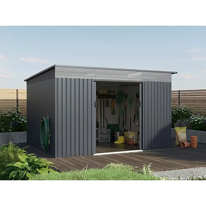 StarLine Metall Gerätehaus Rheinfeld 10,20 m² - Außenbreite inkl. Dachüberstand: 343 cm, Außentiefe inkl. Dachüberstand: 334 cm, Metall, Anthratit RAL 7016 - Dunkelgraues Wellblech-Gartenhaus mit transluzentem Dachbereich, Werkzeuge lagernd, auf Holzterrasse.