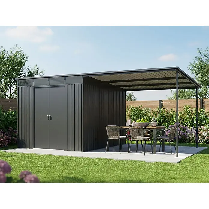 StarLine Metall Gerätehaus Lübeck 12,36 m² - Außenbreite inkl. Dachüberstand: 475 cm, Außentiefe inkl. Dachüberstand: 279 cm, Metall, Anthratit RAL 7016 - Dunkelgraues Gartenhaus aus Metall mit integrierter Überdachung über einem Essbereich.