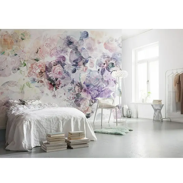 Komar Into Illusions Fototapete Wish - 4 -tlg., B x H: 368 x 248 cm, Vlies - Schlafzimmer mit blumiger Tapete, weißem Bett und Stuhl. Elegantes und modernes Design für ein entspannendes Ambiente.