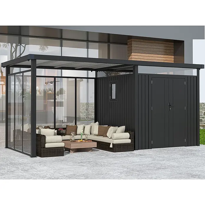 StarLine Metall Gerätehaus Style 4,45 m² Spar-Set 5 Anthrazit - Außenbreite inkl. Dachüberstand: 496 cm, Außentiefe inkl. Dachüberstand: 230 cm, Metall, Anthrazit - Dunkelgraue Pergola mit Glaswänden, integriertem Geräteschuppen und Sitzgelegenheiten auf einer Terrasse.