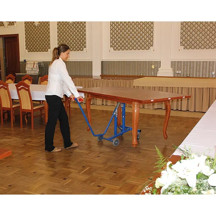 Variofit Sackkarre Tisch-Heberoller 100kg Traglast arretierbar - Traglast: 100 kg - Blauer Tischheber transportiert einen braunen Holztisch.